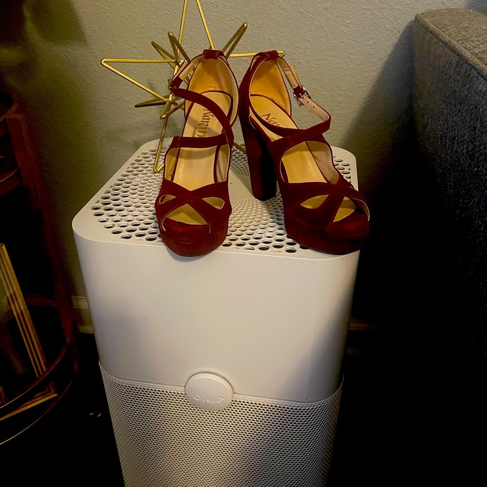 Marin Mode burgandy heels